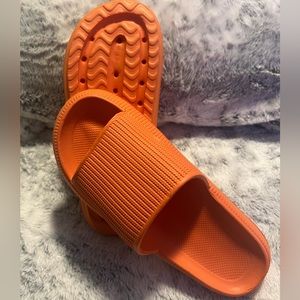 Women’s pillow slippers .